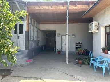 Yunusobod bodomzorda 3,2sotix 8xonali uy srochni sotiladi.Yer narxida.