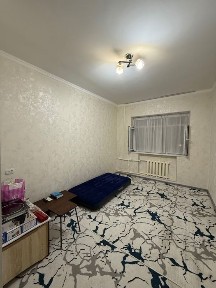 Olmos metro yaqinida 1 xonali kvartira sobiq yotoqxonada sotiladi