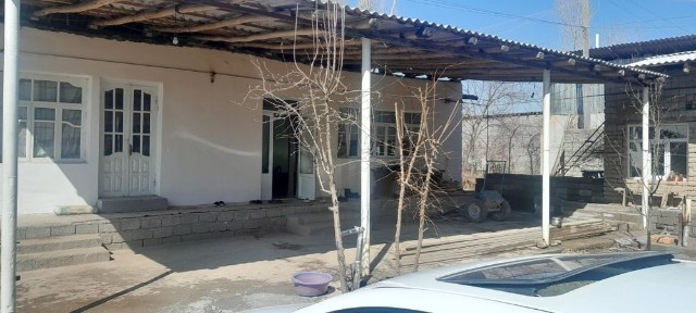 5 sotikli uy sotiladi Toshkent shaxar Yangixayot tumanida