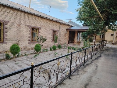 Шахар марказида жойлашган барча кулайликларга эга ховли тезда