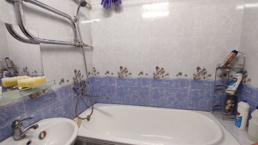 Продается 2-х комнатная квартира, 3 этаж, балкон 2*6