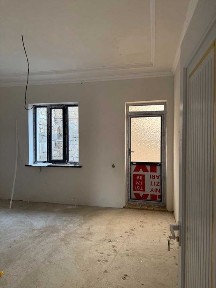Тўй тепа Центрда янги курилган (оқ отделка холатда) уй сотилади