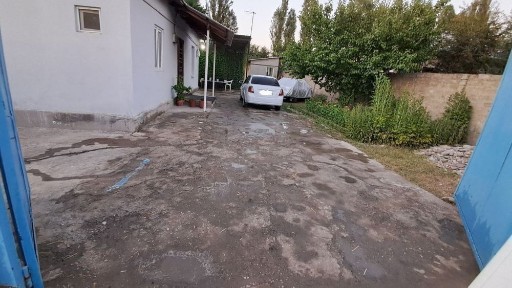 9 сотих 4 хонали ҳовли сотилади. Йулди буйи, бизнес учун қулай жой.