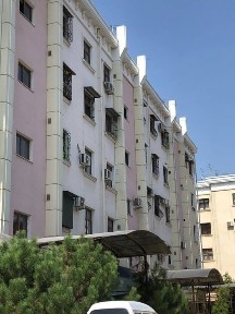 Srochna uy sotiladi 3 hona 90kv + 70. 5 etajlik dom 5 etaji
