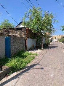 Хозяин продает дом с участком. Площадь участка 2.8 соток. 80 000 у. е