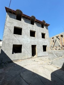 Продаю участок Сергели, дом коробка
