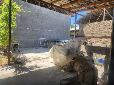 3 sotixli uchastka sotiladi fasadi 30 m (30×10)