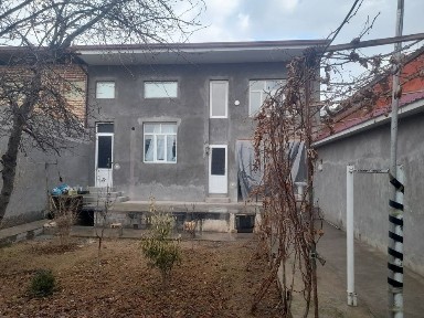 Hovli uy sotiladi