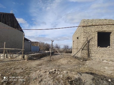Работак мфйда курилиши тугалланмаган уй сотилади