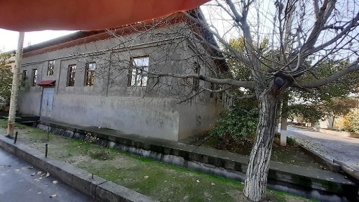 Hovli sotiladi uy