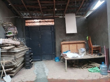 Hovli sotiladi.