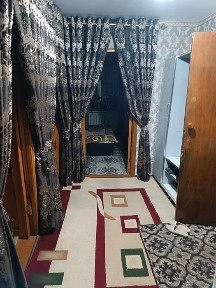 5 etajli dom 2 etajida 3 xonali uy sotiladi xonalari alohida alohida