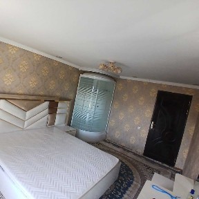 Hovlida 1 xonasi beriladi faqat qizlarni yoki oila (uy egasi bilan)