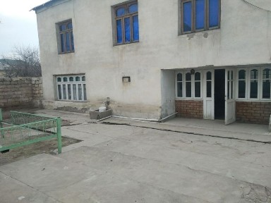 6 sotixli 6 xonali uy sotiladi.