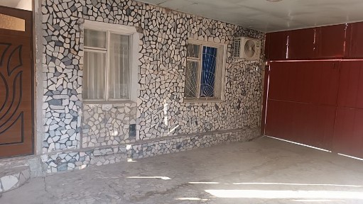 8 sotixlik uy sotiladi, Baraxolka bozor yonida, 6 xona 3 ta daliiz
