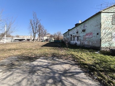 3 х комнатную квартиру у Метро. В деревянном доме Спутник 3. Огород