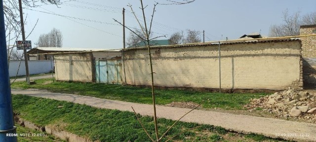 Srochna Ohangaron tumani Eyvalik MFY da joylashgan hovli uy sotiladi.