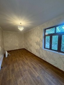 Продаётся 2 комнатная переделонная в 3х 1 этаж Рудаки