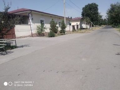 Hovli uy sotiladi