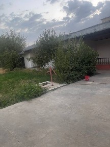 Uy sotiladi 8 sutuq 5 xonasi bor dush hamma sharoyiti bor
