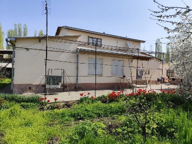 Uy sotiladi 9 sotig Бустонлик тумуани Абай Гулобад мфй оқтоти кушаси79