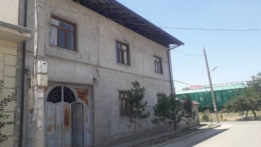 Срочно продаётся участка. 6 сотих 9 комнат + кухня, подвал.