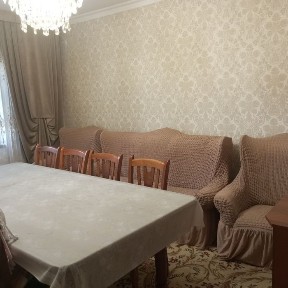 Яшаш, офис, магазин ва турли хизматлар курсатиш учун уй сотилади.