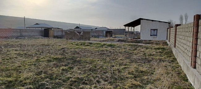 Deska pastki tomon 10 sotix 2 xona uyibilan 3 xona fundamint quyilgan