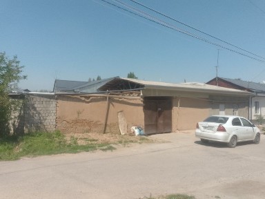Uy xovli sotiladi