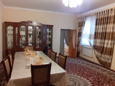 Uy sotiladi. Uchastok