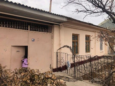 Участок возле гимнастики в юнусабаде