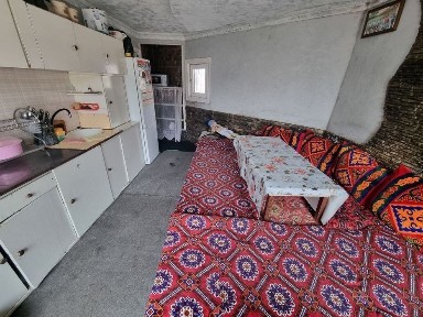 Uy sotiladi 3.5 sotiq 4 xona 1 zal owxona bilan vanna alohida