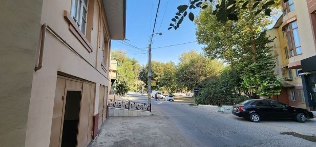 Yunusobood tumani 8 kv yo'lli yuzidi hovli sotiladi 5 hona 2,27 sotih