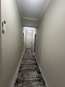 3 xonali uyning 1 xonasi beriladi qizlaga