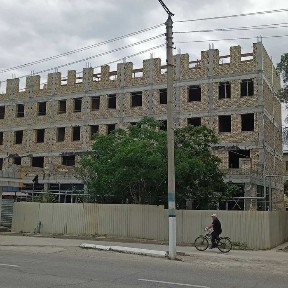 Продаются квартиры и магазины в центре Кагана вдоль дороги.