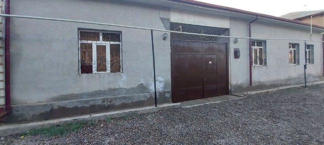 Uy sotiladi 4 sotix 5 ta hona oshxona
