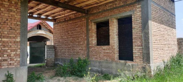 Янги курилган уй сотилади.