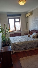 Продаю 2-х ком квартиру передаланный в 3, 64 кв. с ремонтом.