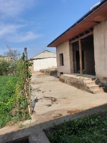 Hovli uy sotiladi