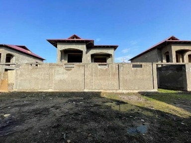 Продам два дома на одном участке (по 200 тыс долл, итого 400 тыс.