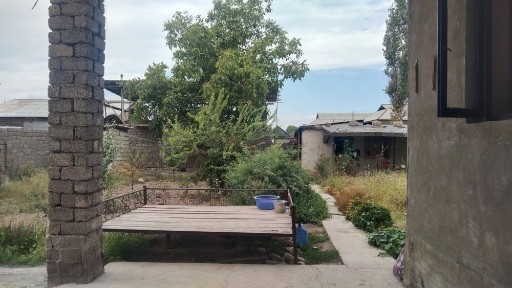 Uzumbog hovli uy srochna sotiladi