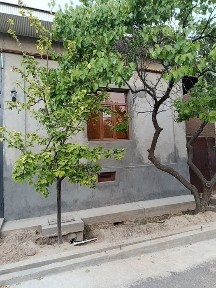 Uy sotiladi 2 sotix Yunusobod tumanidan 5km kirilganida