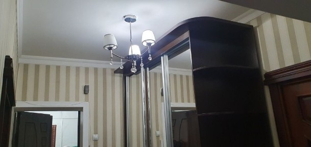 Сдаётся СРОЧНА! Рисвый Базар квартира трёхкомнатная!
