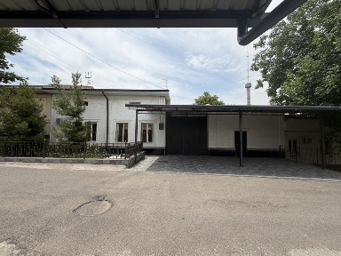Bodomzorda 6 sotihli hovli. Remontlari bn.