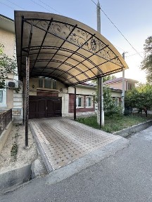 Uy sotiladi yolni yuzida 4,60 sotik 10 ta xona 3 ta sanuzel 1 ta kuxny