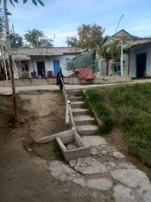 Hovli uy sotiladi