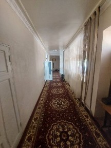 Участок йулни буйида сотилади 3 та спальня зал кухня ва сауна туалет