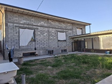 Srochni hovli sotiladi