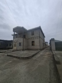 Зудлик билан 2 этаж уй сотилади.