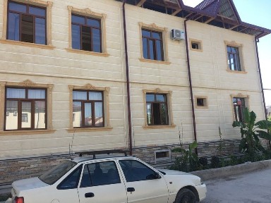 Титаник дом орка томонида жойлашган 3 сот. 12 хона 3 та сан узел.